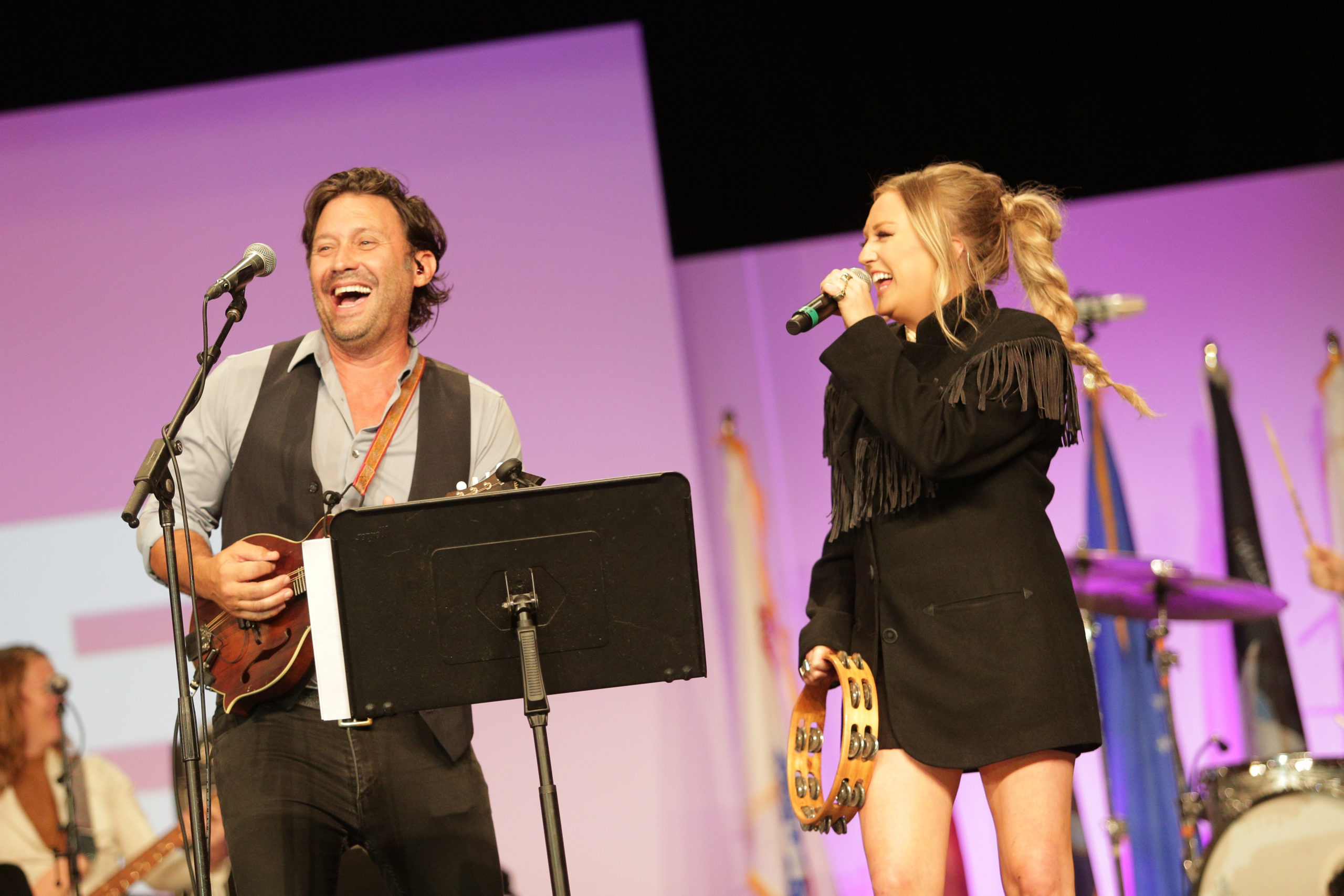 Travis Howard and Hailey Steele bring the crowd to their feet during the RISE22 opening ceremony concert.